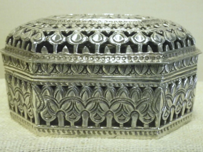 Traditionally Crafted Sterling Silver Box - Click Image to Close