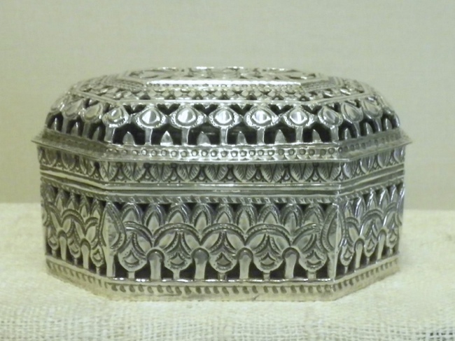 Traditionally Crafted Sterling Silver Box - Click Image to Close