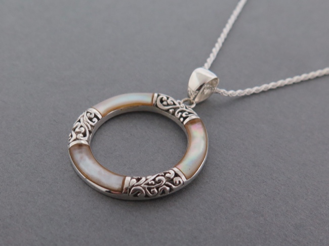 Inlaid Circle Necklace - Click Image to Close