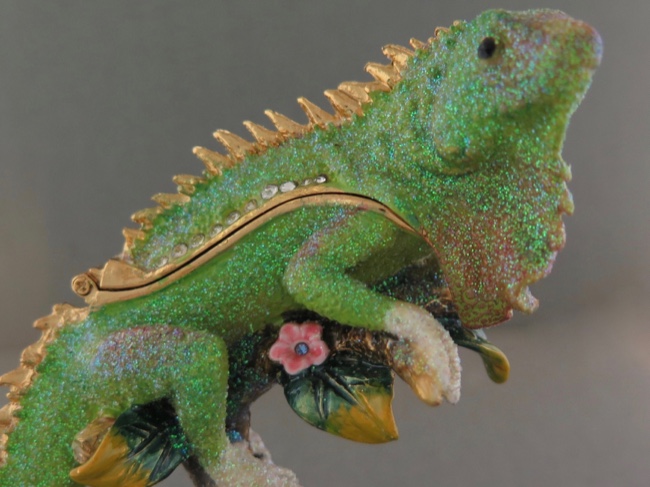Enamel Box - Glittering Iguana on Enameled Branch - Click Image to Close