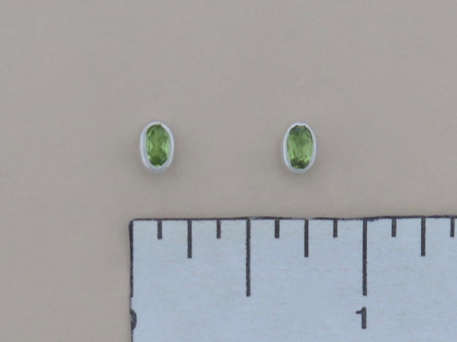 Peridot Oval Post - Click Image to Close